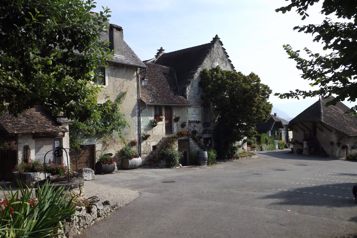 Le Caveau Bugiste et le village de Vongnes