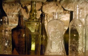 Vieilles bouteilles au Musée des Traditions Vigneronnes