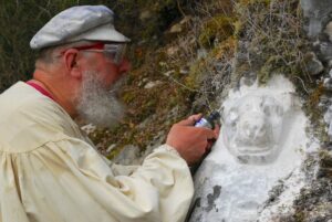 Sculpture dans la montagne