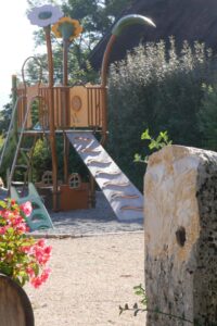 Sculpture vers les jeux d'enfant